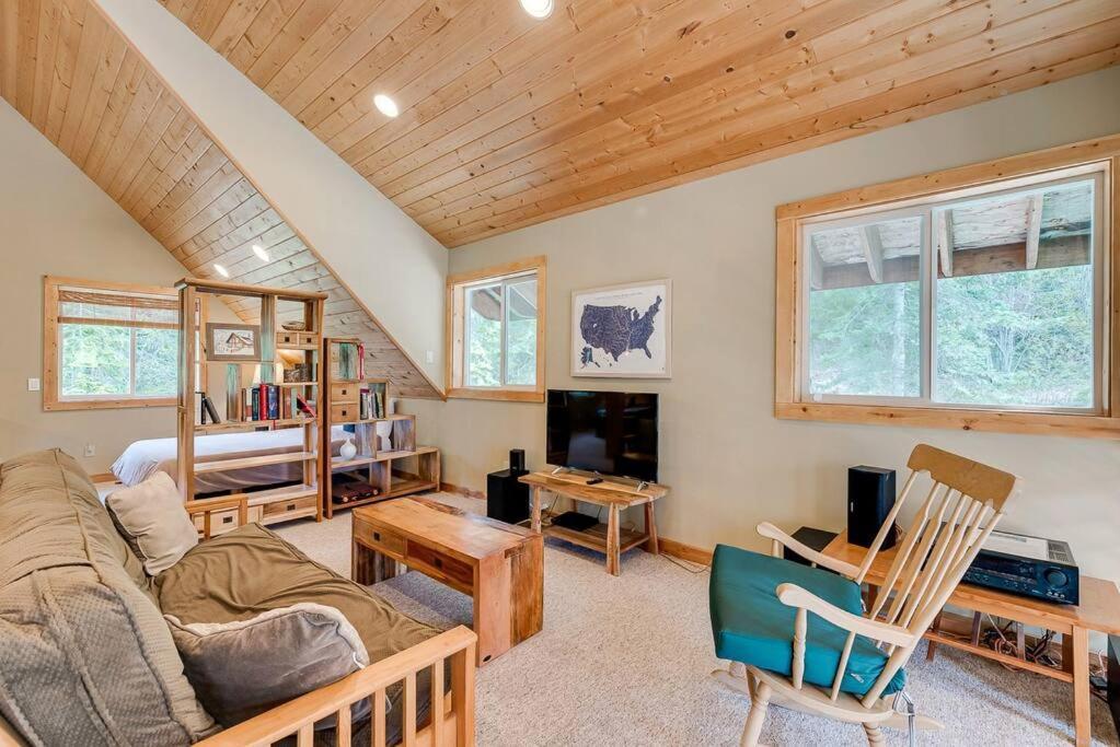 Hot Tub Cool Views: Roaring Creek Cabin Leavenworth Bagian luar foto