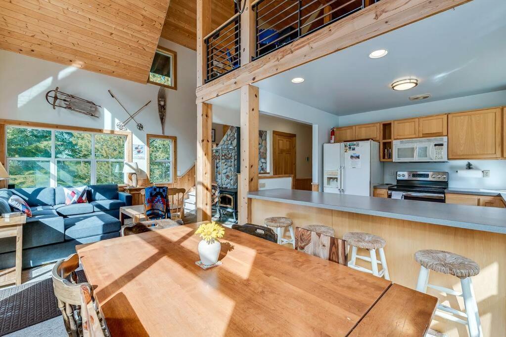 Hot Tub Cool Views: Roaring Creek Cabin Leavenworth Bagian luar foto
