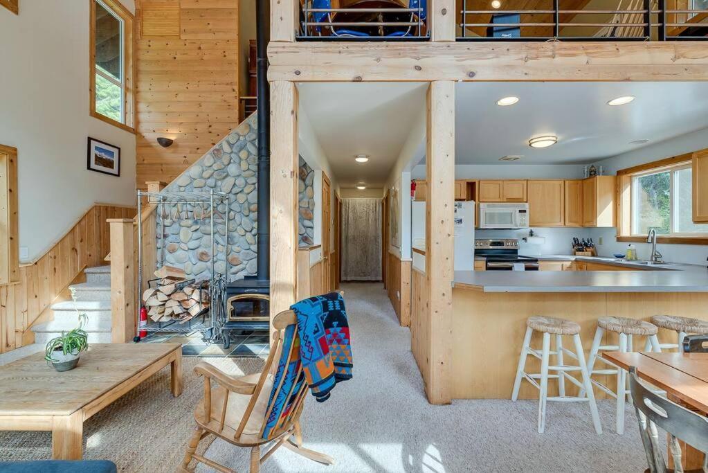 Hot Tub Cool Views: Roaring Creek Cabin Leavenworth Bagian luar foto