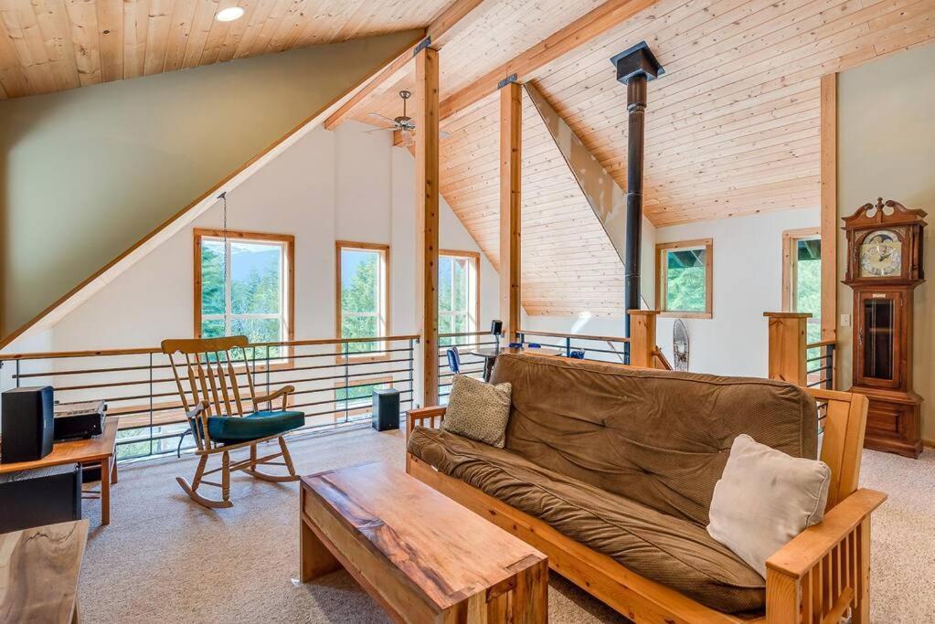 Hot Tub Cool Views: Roaring Creek Cabin Leavenworth Bagian luar foto