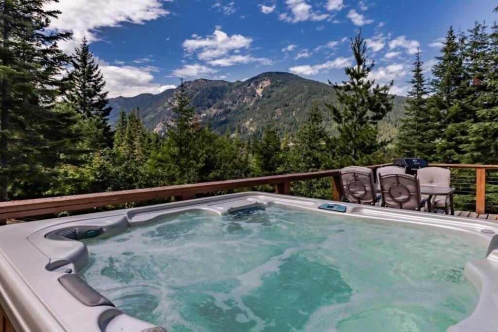 Hot Tub Cool Views: Roaring Creek Cabin Leavenworth Bagian luar foto