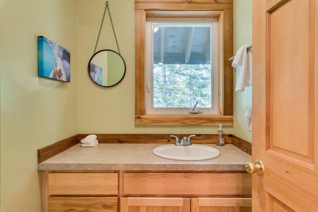 Hot Tub Cool Views: Roaring Creek Cabin Leavenworth Bagian luar foto