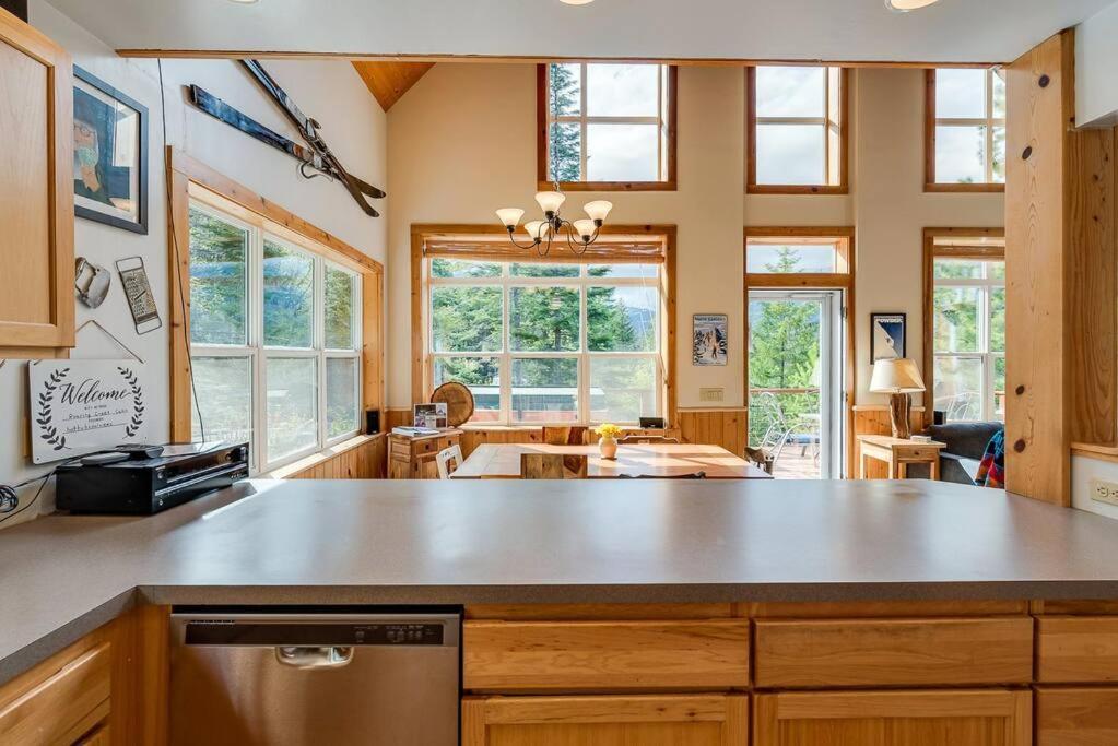 Hot Tub Cool Views: Roaring Creek Cabin Leavenworth Bagian luar foto