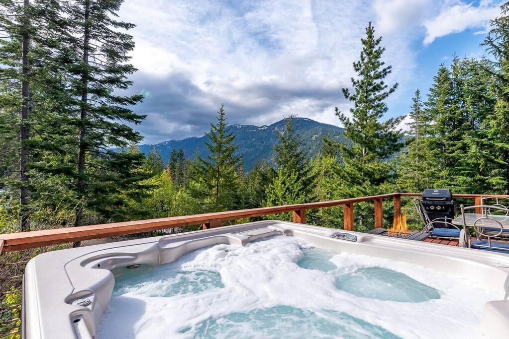 Hot Tub Cool Views: Roaring Creek Cabin Leavenworth Bagian luar foto